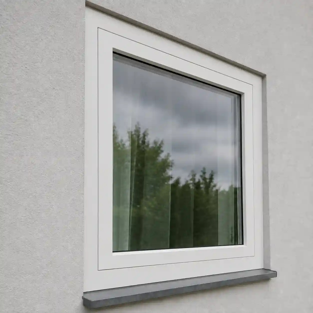 Flaechenbuendiges Aussenfenster mit glatter Ansicht ohne Absatz in einer modernen Fassade von ecowindow