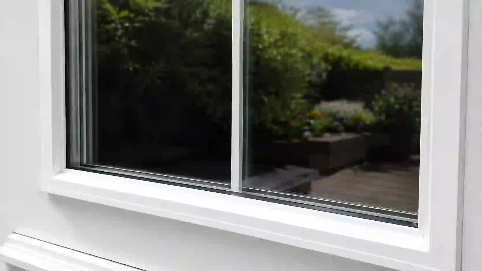 Landhausfenster mit weisser Sprosse im Scheibenzwischenraum und glatter Glasflaeche von ecowindow