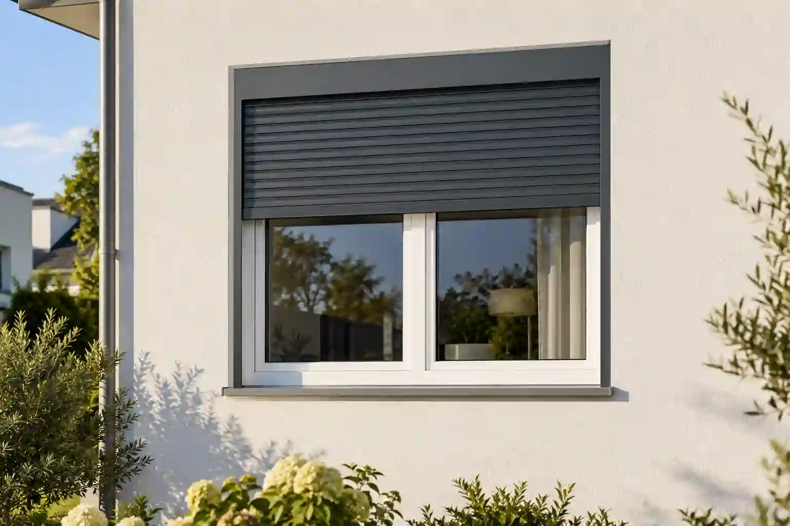 Fenster mit Aufsatzrollladen und integriertem Insektenschutz an einer Putzfassade von ecowindow